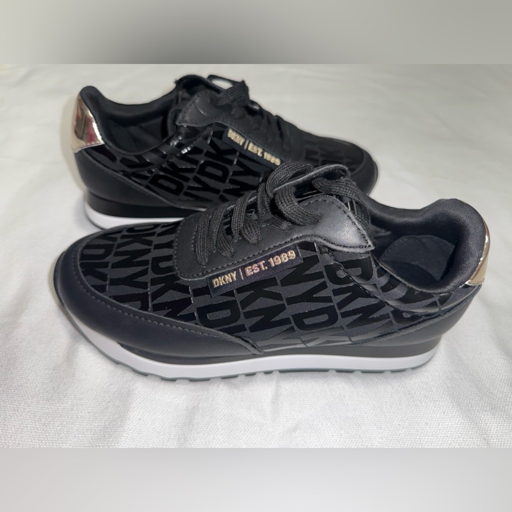 NWT DKNY JAHARI SNEAKERS BLACK SIZE 5.5 M